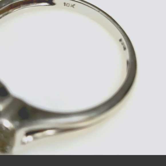 10k Gold Ring - Picture 2 of 3